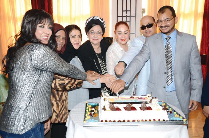 كمال حسين وشيرين مع المجموعة اثناء قطع كيك الاحتفال