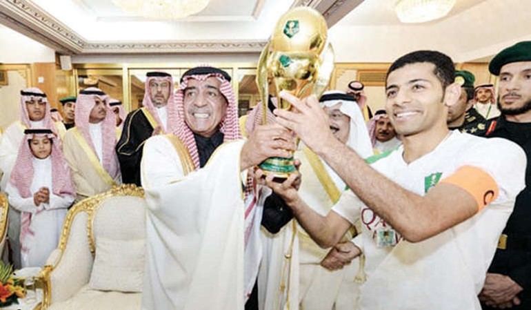 ولي العهد نائب رئيس مجلس الوزراء صاحب السمو الملكي الامير مقرن بن عبدالعزيز يسلم كابتن الاهلي تيسير الجاسم كاس البطولة﻿