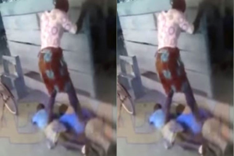 بالفيديو.. معلمة تدوس على ظهر طالبين لعدم إنجاز الواجب المدرسي