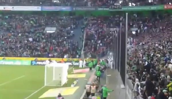 بالفيديو.."عصابة" تقتحم مباراة كرة قدم في الدوري الألماني