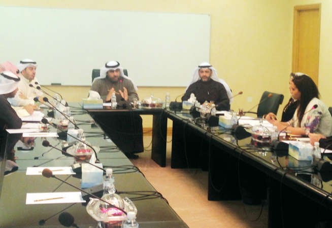 اسامة العتيبي خلال ترؤسه اجتماع اللجنة
