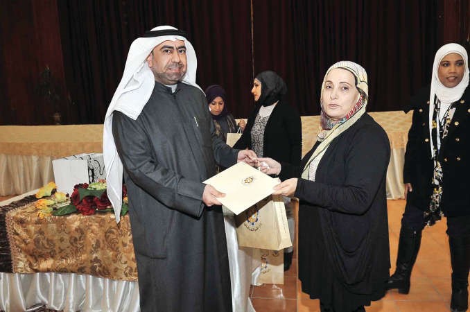حمد الخالدي مكرما الزميلة بشرى شعبان ﻿