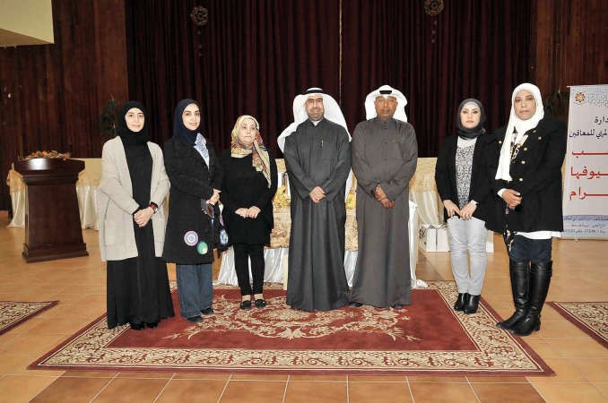 حمد الخالدي وعدد من موظفي ادارة التاهيل المهني مع الزميلتين نوف العياضي وبشرى شعبان خلال الزيارة﻿