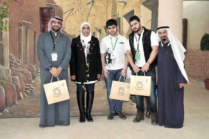 الزميلة نوف العياضي مع متطوعي فريق لوياك ﻿