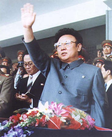 القائد كيم جونغ ايل يحيي الجماهير عام 1992﻿