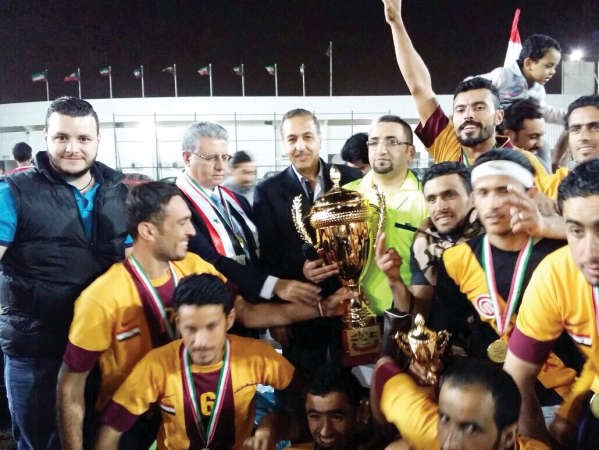 ددانيال بولس يسلم الكاس للفائز بالمركز الاول ﻿