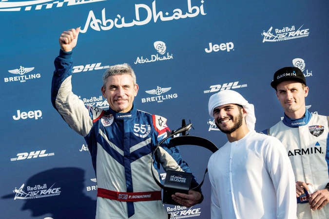 الشيخ محمد بن احمد ال نهيان يسلم الجائزة للفائز بالمركز الاول بول بونهوم
