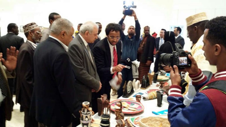 دبدر العيسى متفقدا المعرض 
