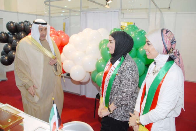 الشيخ فيصل الحمود خلال زيارته لجناح الامانة العامة للاوقاف﻿