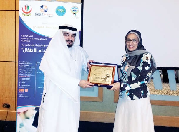 دمحمود عبدالهادي يتلقى درعا تكريمية من دمنى الخواري﻿