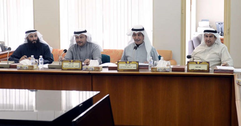 ممحمد الهدية ومعادل الخرافي وطلال الجلال وسعود الحريجي خلال اجتماع اللجنة