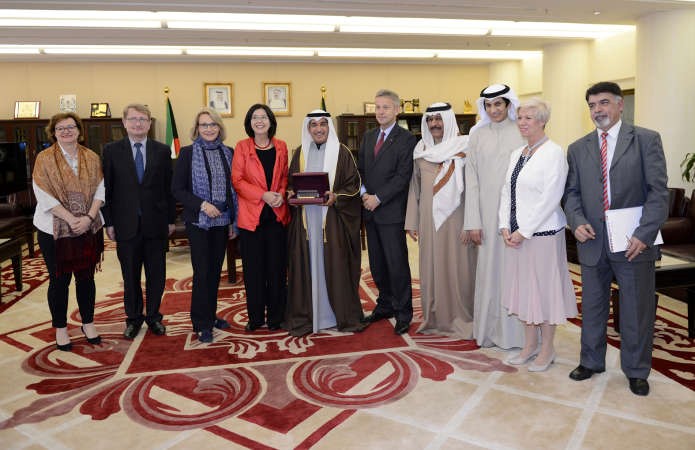 امين سر مجلس الامه عادل الخرافي متوسطاالوفد النمساوي ويبدو حمد سيف