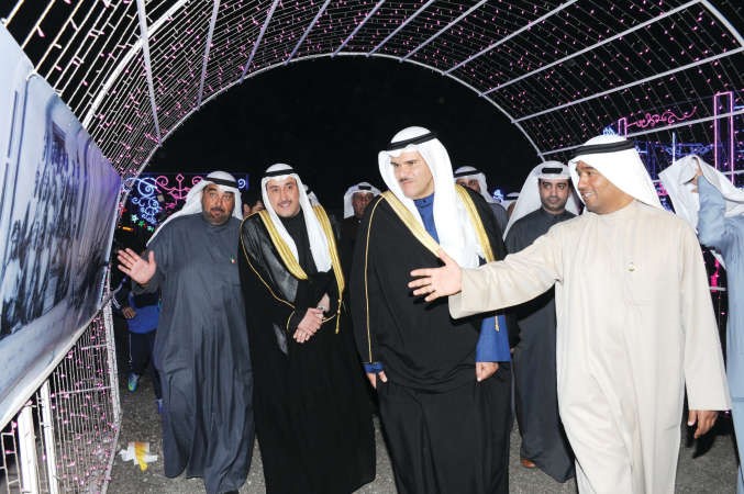 مبارك النجادة يطلع الشيخ سلمان الحمود على المشروع﻿