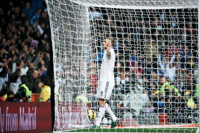 نجم ريال مدريد كريم بنزيمة محتفلا بهدفه داخل شباك ديبورتيفو لا كورونيا افپ 