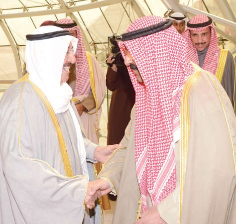 سمو الامير وفي وداعه الشيخ مشعل الاحمد قبيل مغادرته الى السعودية﻿