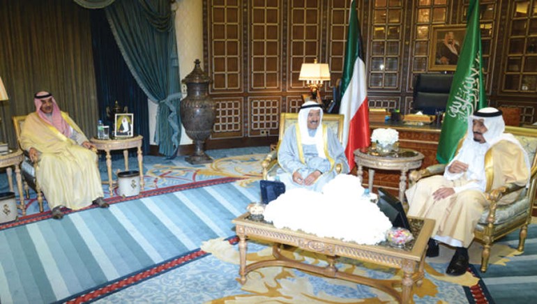 خادم الحرمين الشريفين الملك سلمان بن عبد العزيز ال سعود خلال جلسة المباحثات مع صاحب السمو الامير الشيخ صباح الاحمد بحضور الشيخ صباح الخالد﻿