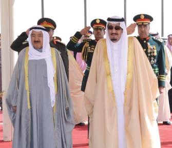 خادم الحرمين الشريفين الملك سلمان بن عبدالعزيز في استقبال صاحب السمو الامير الشيخ صباح الاحمد لدى وصوله الى المملكة العربية السعودية﻿