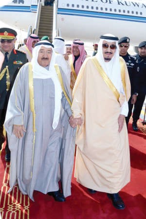 خادم الحرمين خلال استقباله صاحب السمو الامير﻿