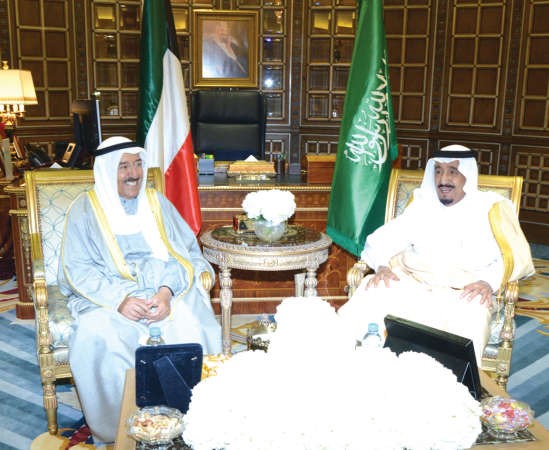 صاحب السمو الامير الشيخ صباح الاحمد وخادم الحرمين الشريفين الملك سلمان بن عبدالعزيز خلال لقائهما في الرياض امس﻿