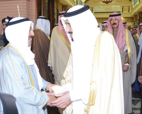 خادم الحرمين الشريفين مودعا صاحب السمو الامير قبيل مغادرته الرياض﻿