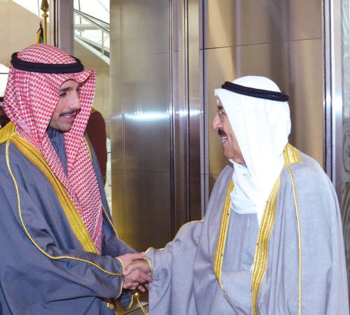 صاحب السمو الامير مصافحا رئيس مجلس الامة مرزوق الغانم﻿