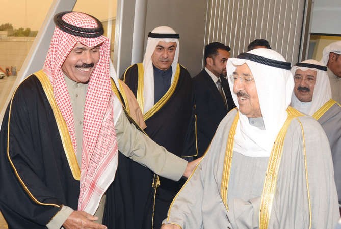 صاحب السمو الامير الشيخ صباح الاحمد لدى وصوله الى البلاد وفي استقباله سمو ولي العهد الشيخ نواف الاحمد والشيخ ناصر صباح الاحمد ﻿