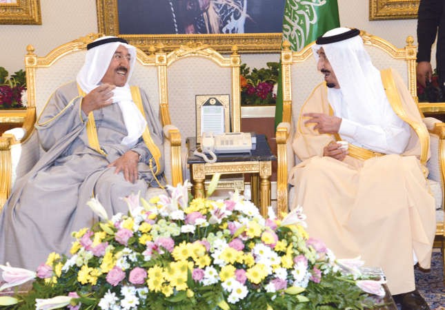 خادم الحرمين الشريفين خلال استقباله صاحب السمو الامير﻿