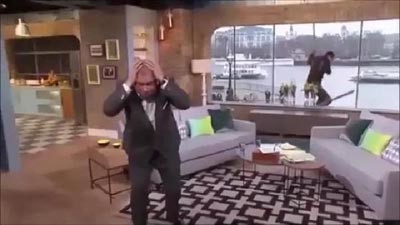 بالفيديو.. انتظروا "خبير الإنقاذ" يدخل من باب الاستوديو فقفز محطمًا النافذة