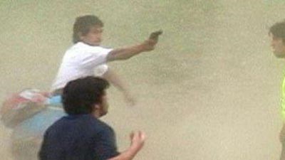 صورة.. لاعب يهدد حكم بمسدس وبندقية خلال المباراة! 