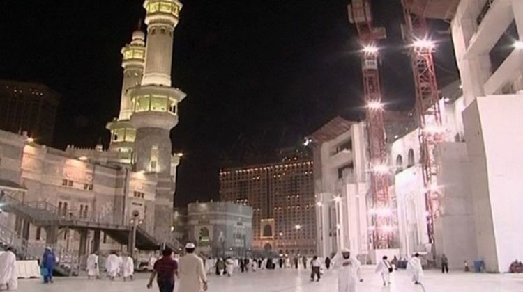 شاهد.. انتحار معتمرة داخل المسجد الحرام بسبب زوجها !