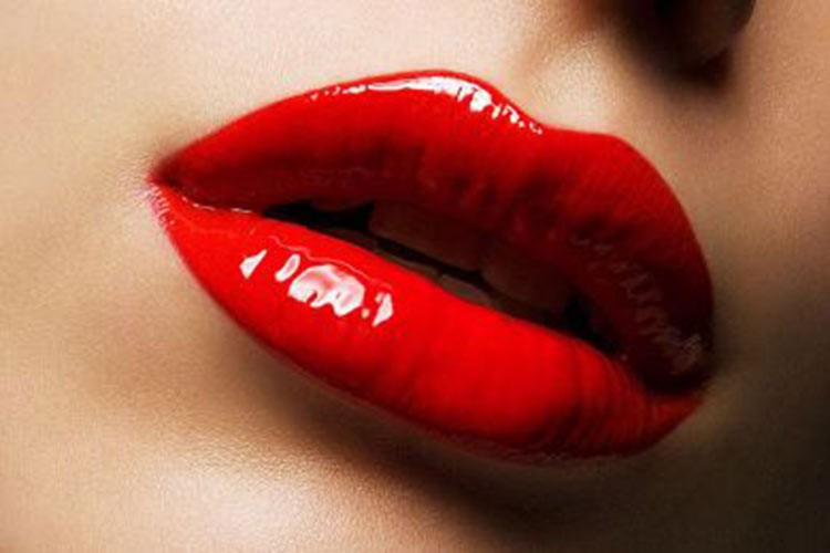 اكتشفي أضرار "تاتو" الشفاه