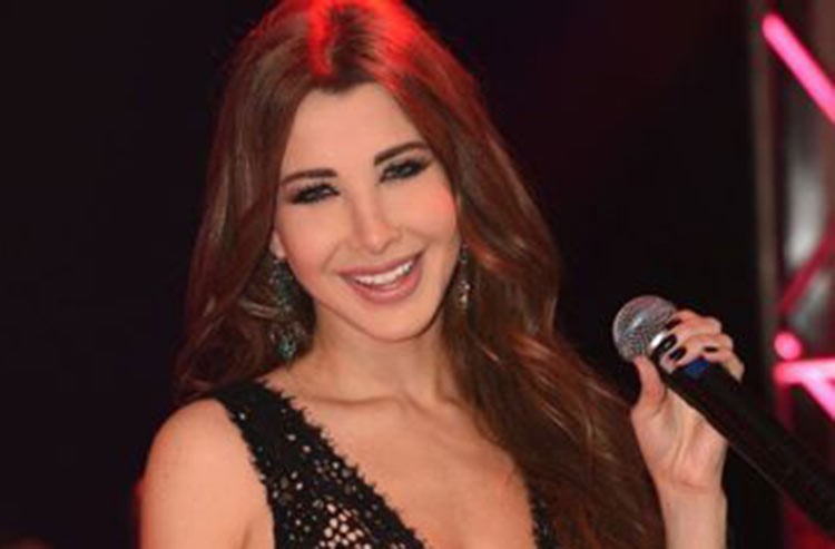 بالصور.. نانسي عجرم بثوب جذاب وجريء في عيد الحب