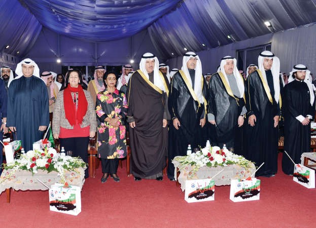 الشيخ سلمان الحمود والشيخ فواز الخالد والشيخ فيصل الحمود والشيخة فريحة الاحمد في مقدمة الحضور اثناء السلام الوطني