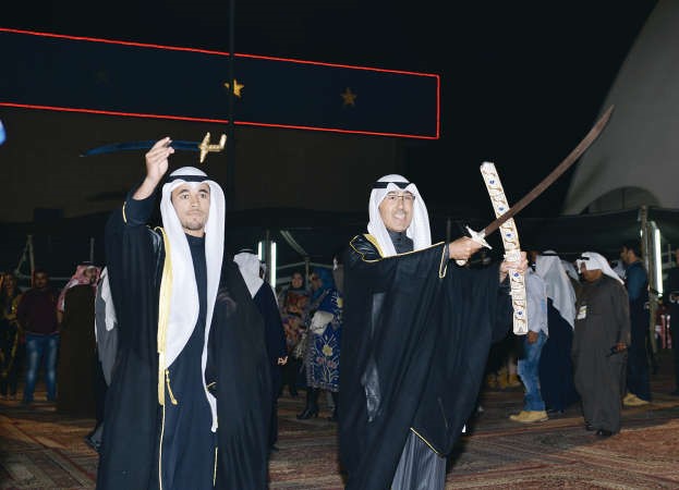 الشيخ فواز الخالد والشيخ مبارك الخالد يؤديان العرضة