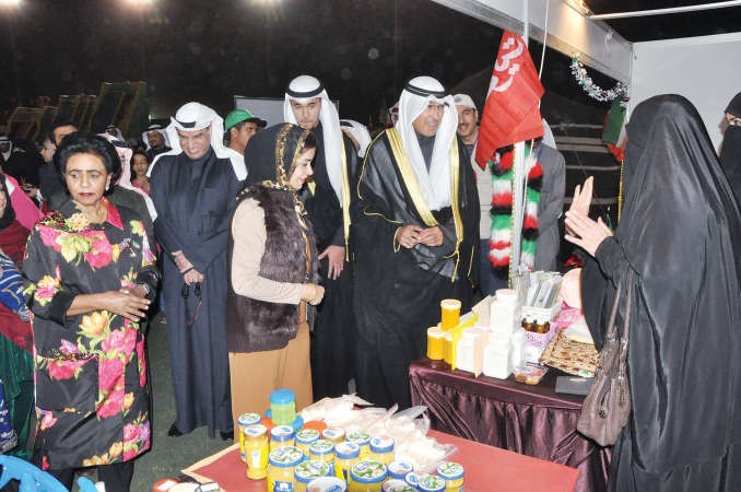 الشيخ فواز الخالد يتفقد جناح احد المشروعات الصغيرة بحضور الشيخة فريحة الاحمد احمد علي
