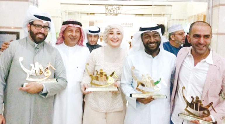 فريق مسرحية صدى الصمت للمسرح الكويتي بعد حصولهم على الجوائز ومعهم الفنان احمد السلمان