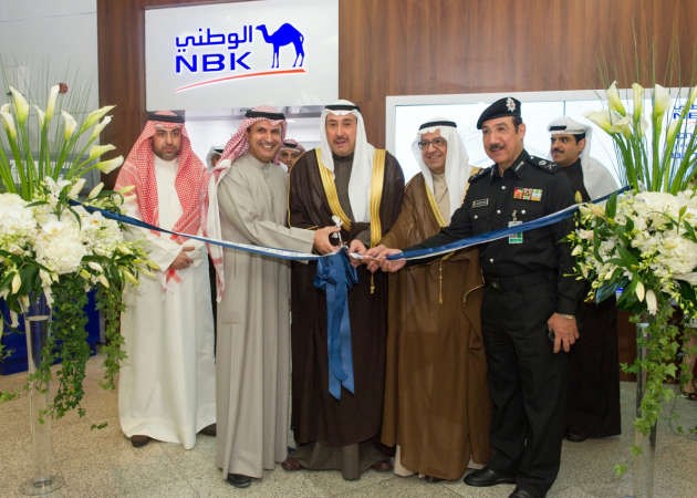 الشيخ فيصل الحمود وفواز عبدالعزيز الفرح وعصام جاسم الصقر خلال قص شريط الفرع الجديد في المطار﻿