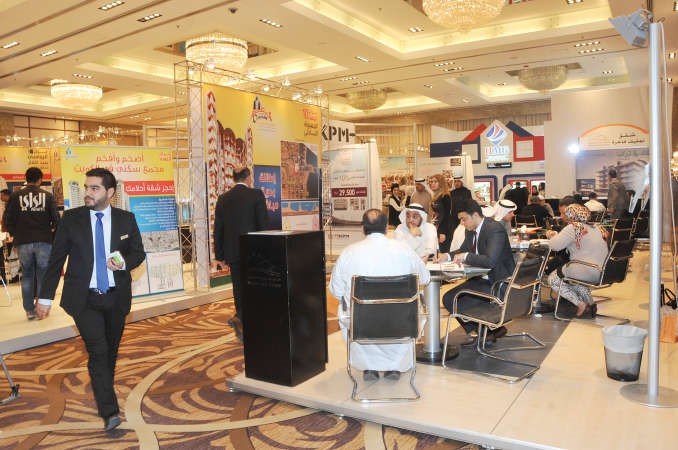 جانب من المعرض والاستفسار عن المشاريع المطروحة