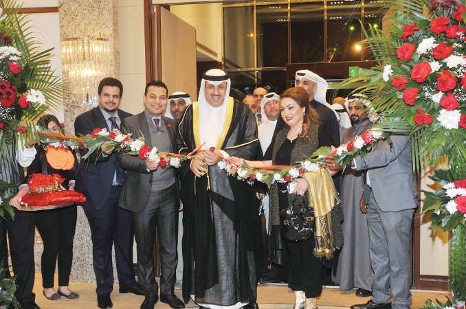 دعبدالله العويصي والشيخة فاطمة الصباح ومحمود عفيفي خلال قص شريط افتتاح المعرض
