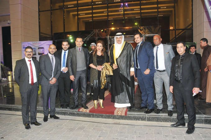 العويصي في لقطة تذكارية مع الشيخة فاطمة الصباح ومحمود عفيفي ومجموعة من قيادات اسكان جلوبل محمد هاشم