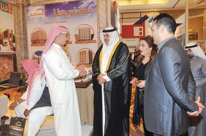 د عبدالله العويصي متجولا في المعرض
