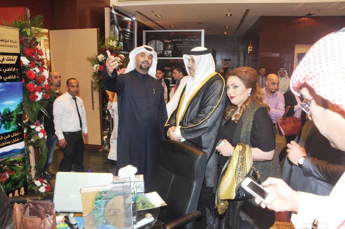 خالد المالكي يقدم شرحا الى د عبدالله العويصي عن مشاريع الشركة
