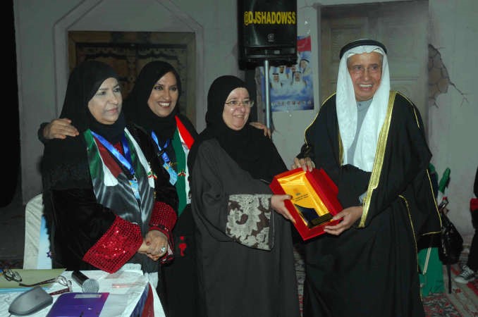ابراهيم البغلي مكرما احدى المتقاعدات﻿
