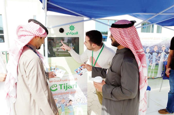 عدد من المهتمين في معرض البنك التجاري 