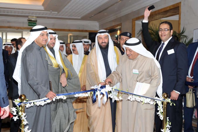 دعلي العمير يقص شريط افتتاح المؤتمر ويبدو هاشم هاشم الاول من اليسار احمد علي