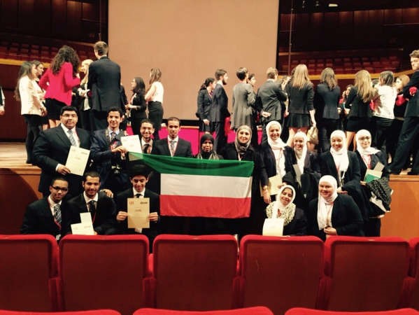 الطلبة والطالبات خلال مشاركتهم في برنامج الامم المتحدة العالمي النموذجي لطلبة الثانوية 