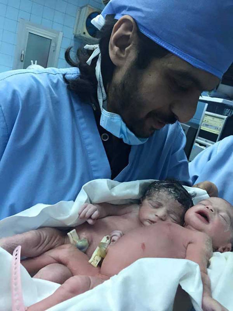 شاهد.. بهاء سلطان ينشر أحدث صور لطفلتيه