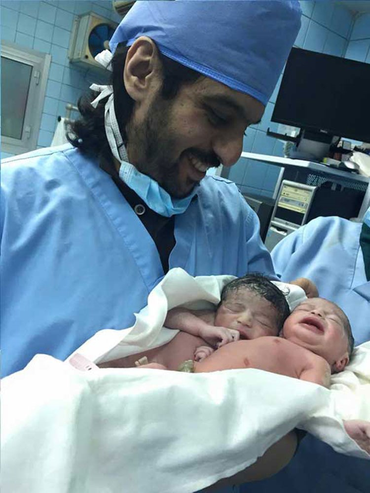 شاهد.. بهاء سلطان ينشر أحدث صور لطفلتيه