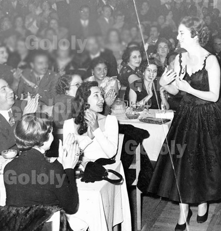 صورة نادرة.. تكريم فاتن حمامة ومنحها جائزة الأناقة