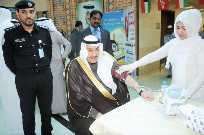 فحص ضغط للشيخ فيصل الحمود قبيل التبرع محمد خلوصي